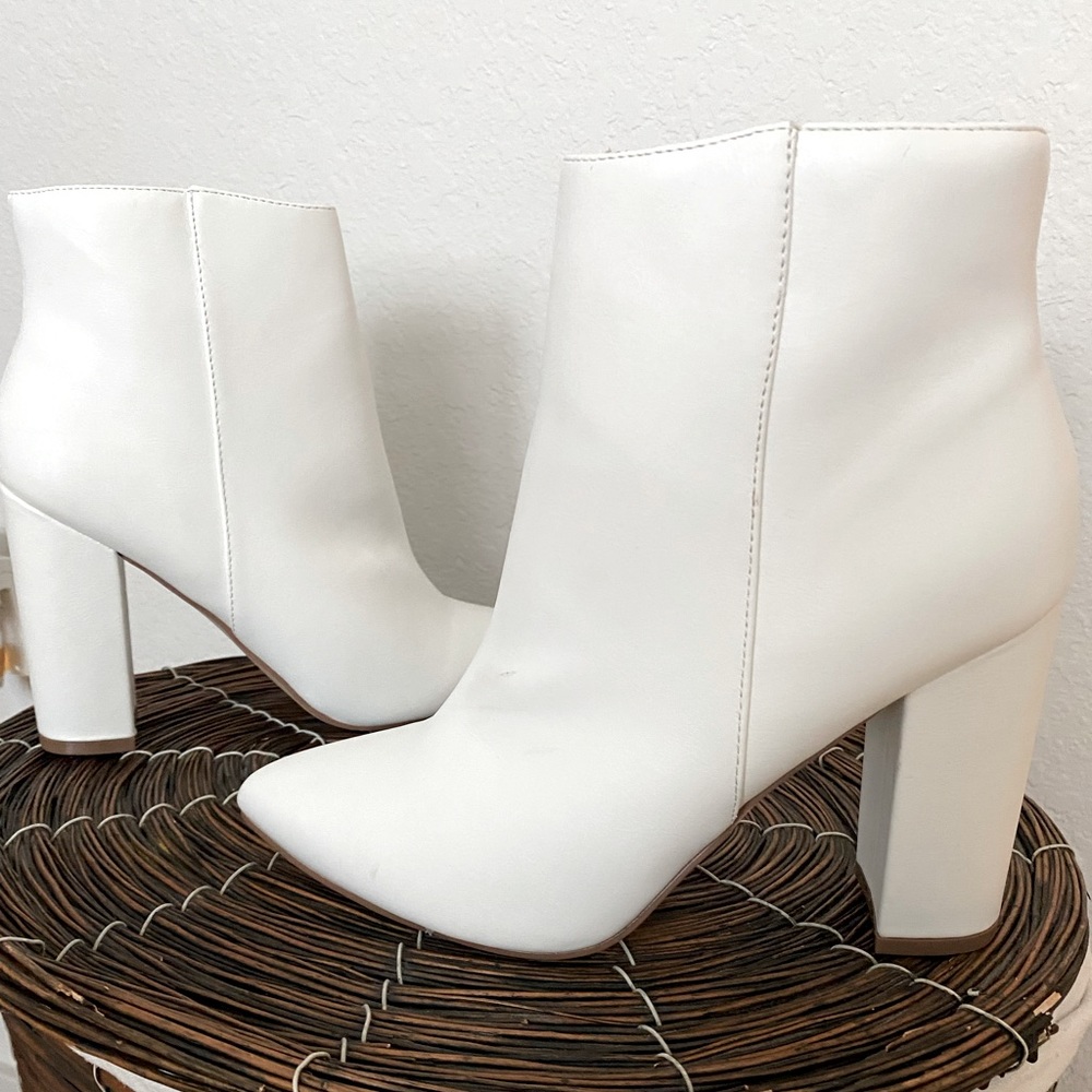 Super cute white heeled booties